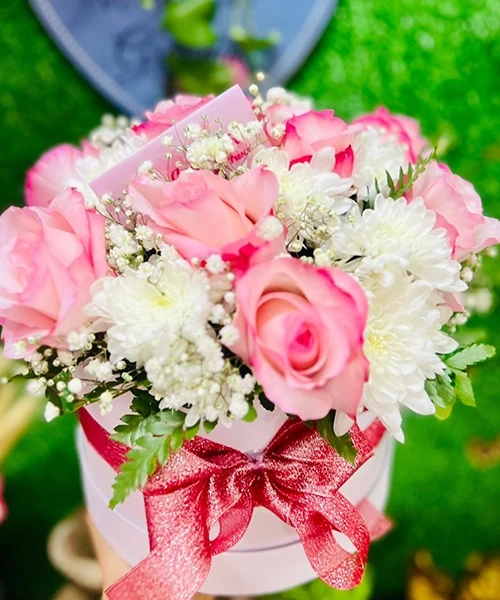 Box de rosas e flores do campo