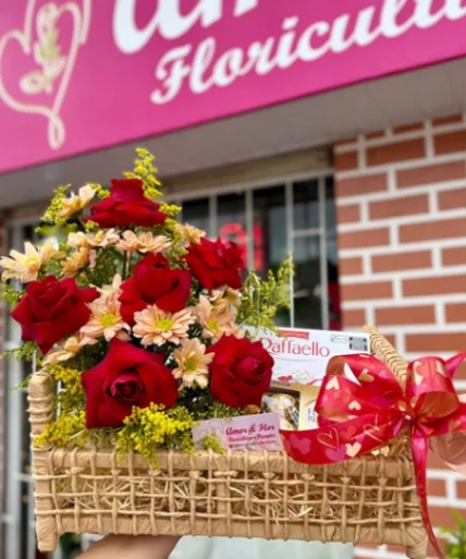 Cesta Rosas Especiais Com Raffaello E Ferrero