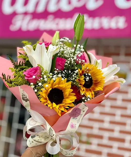 Buquê Rosa, girassol e Lírios