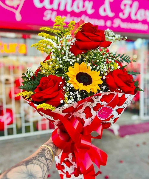 Buquê de rosas importadas e girassol