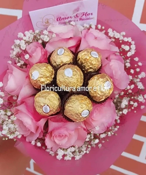 Buquê doçura , de rosas cor de rosa e ferrero Rocher