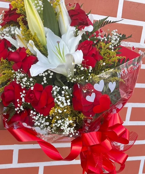 Ramalhete de rosas importadas e lírios